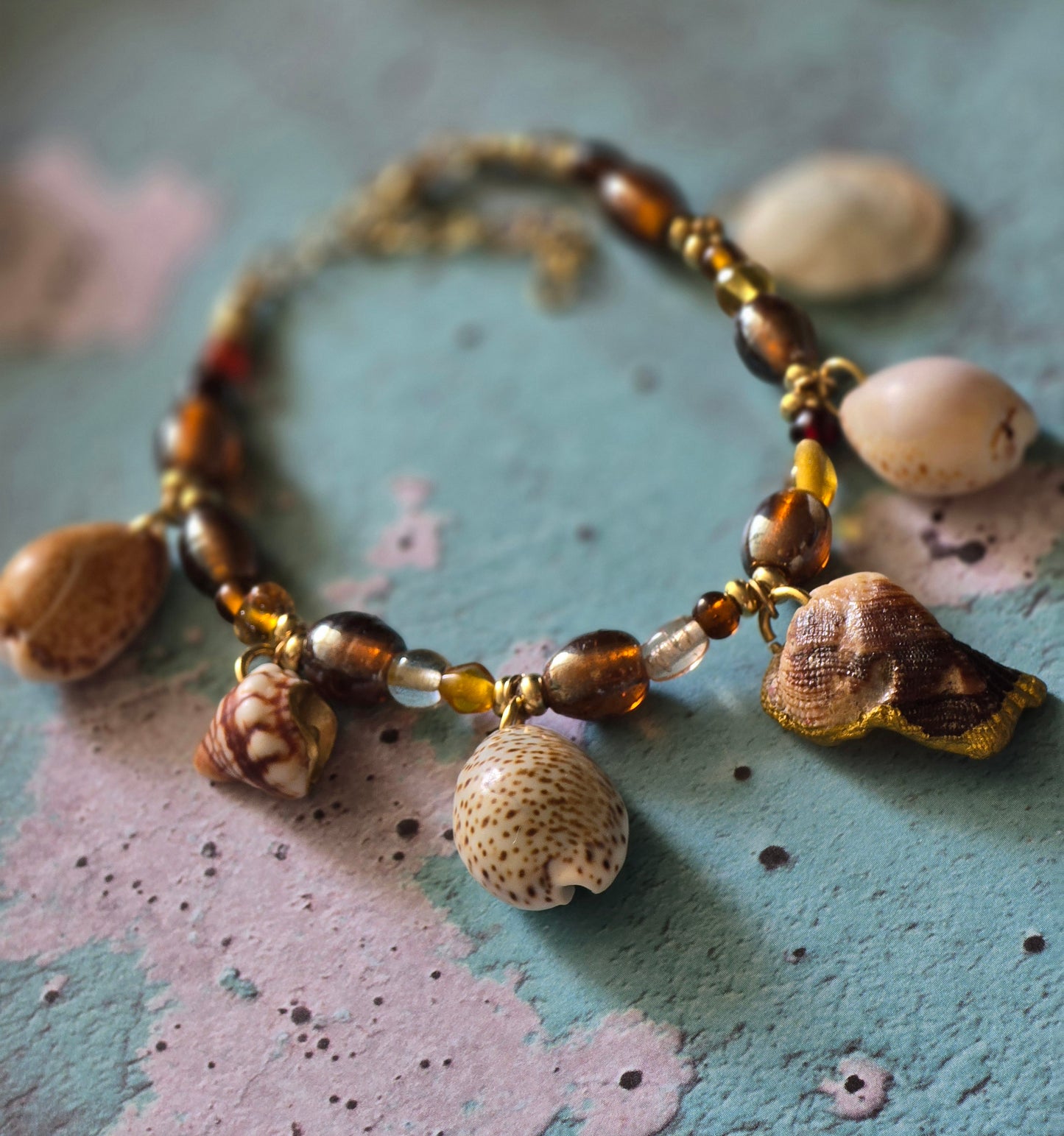 Brazalete con "charms" caracol natural