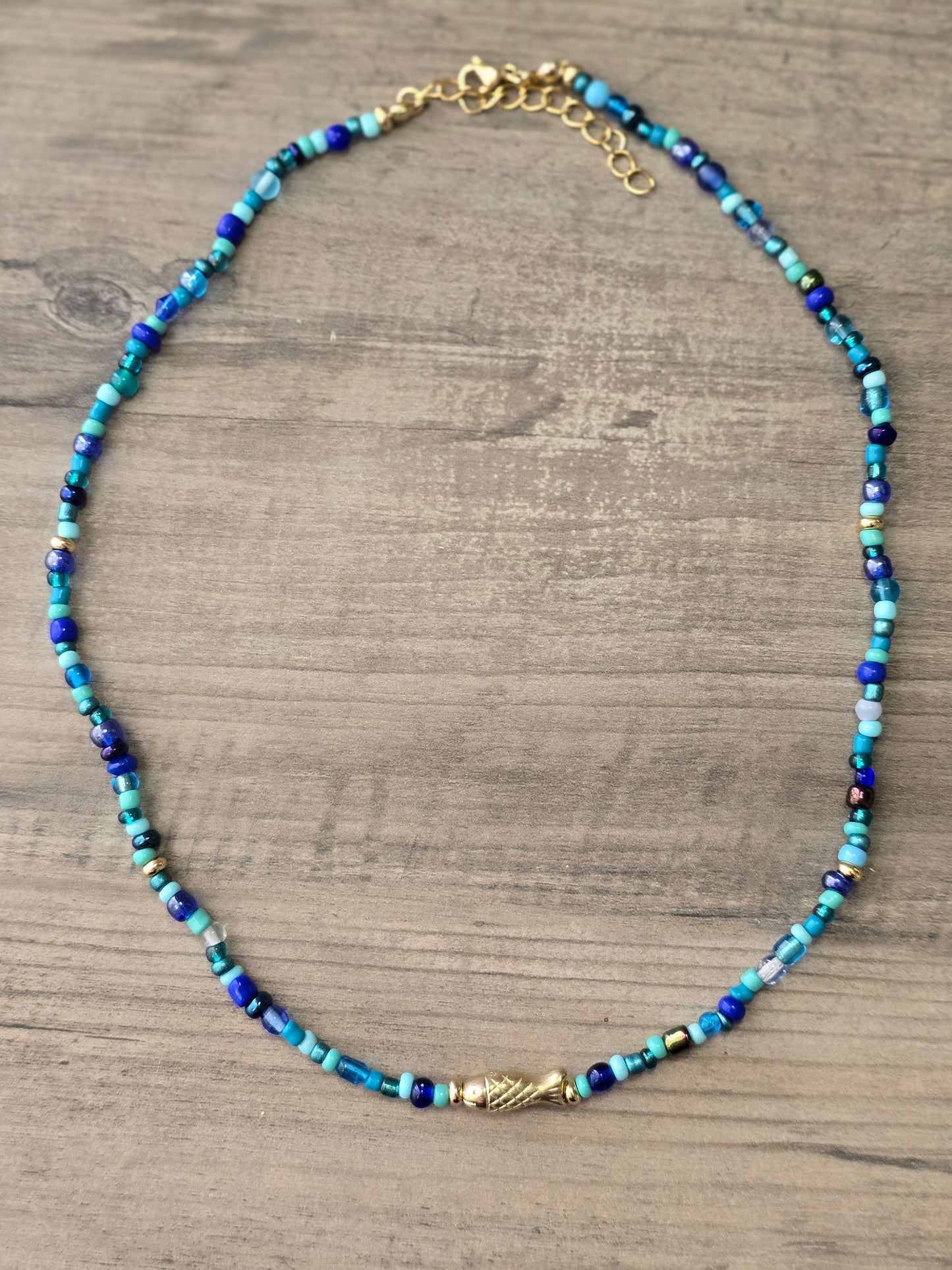 Choker con pez dorado y piedras semi-preciosas color azul