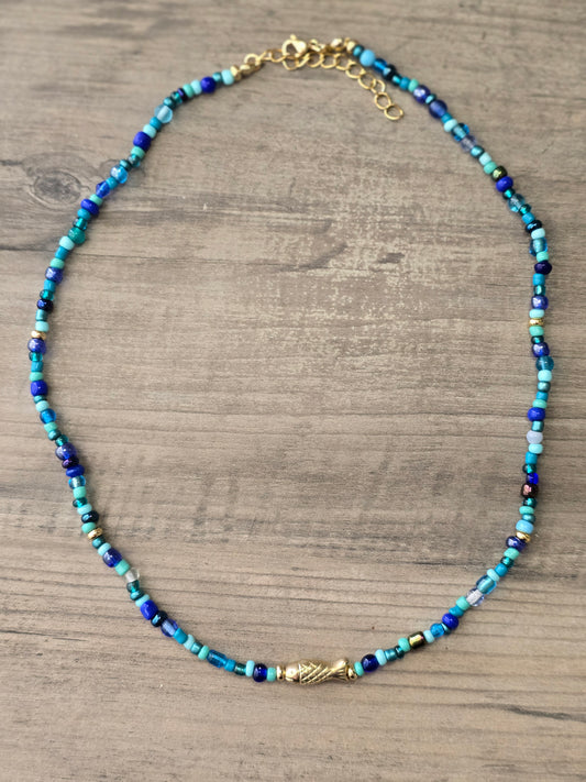 Choker con pez dorado y piedras semi-preciosas color azul