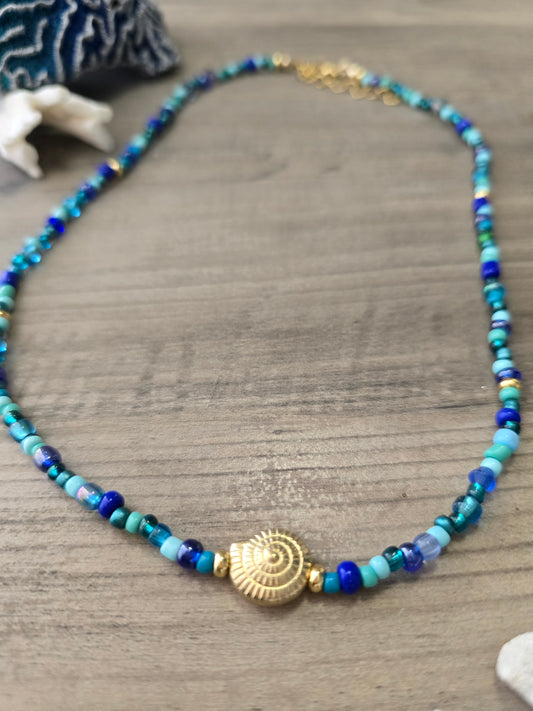 Choker con caracol dorado en piedras azules semi-preciosas