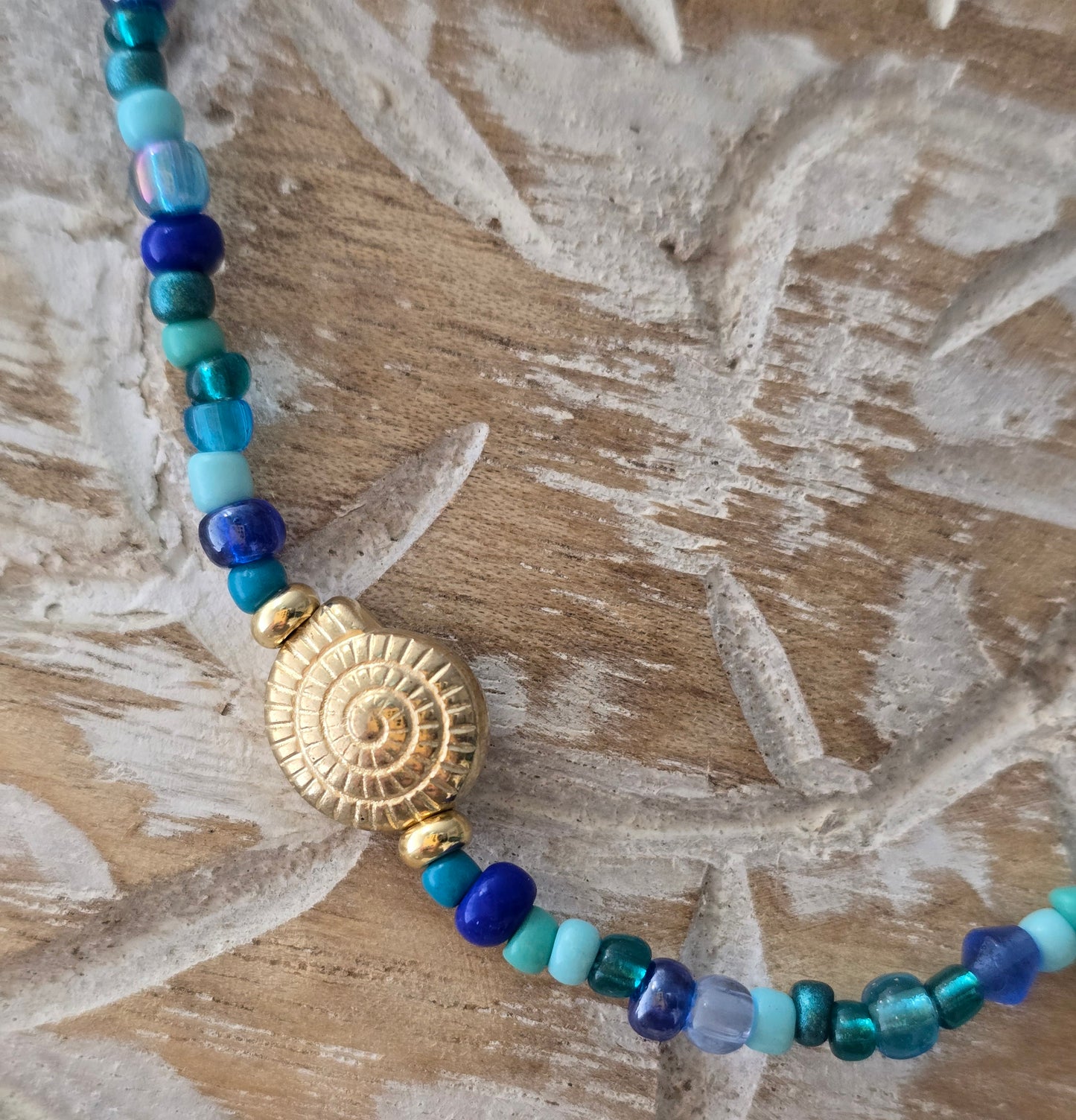 Choker con caracol dorado en piedras azules semi-preciosas