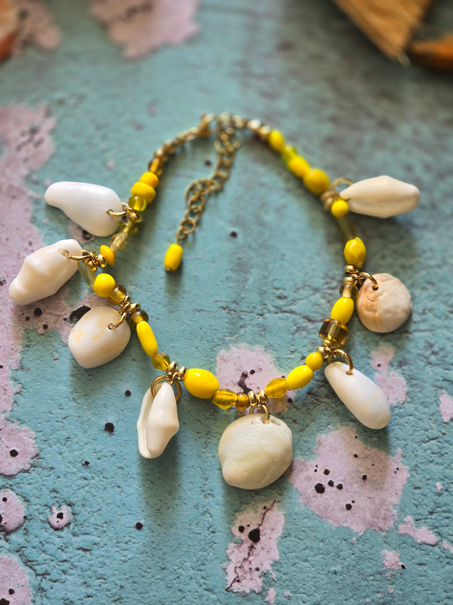 Brazalete con "charms" caracol natural amarillo