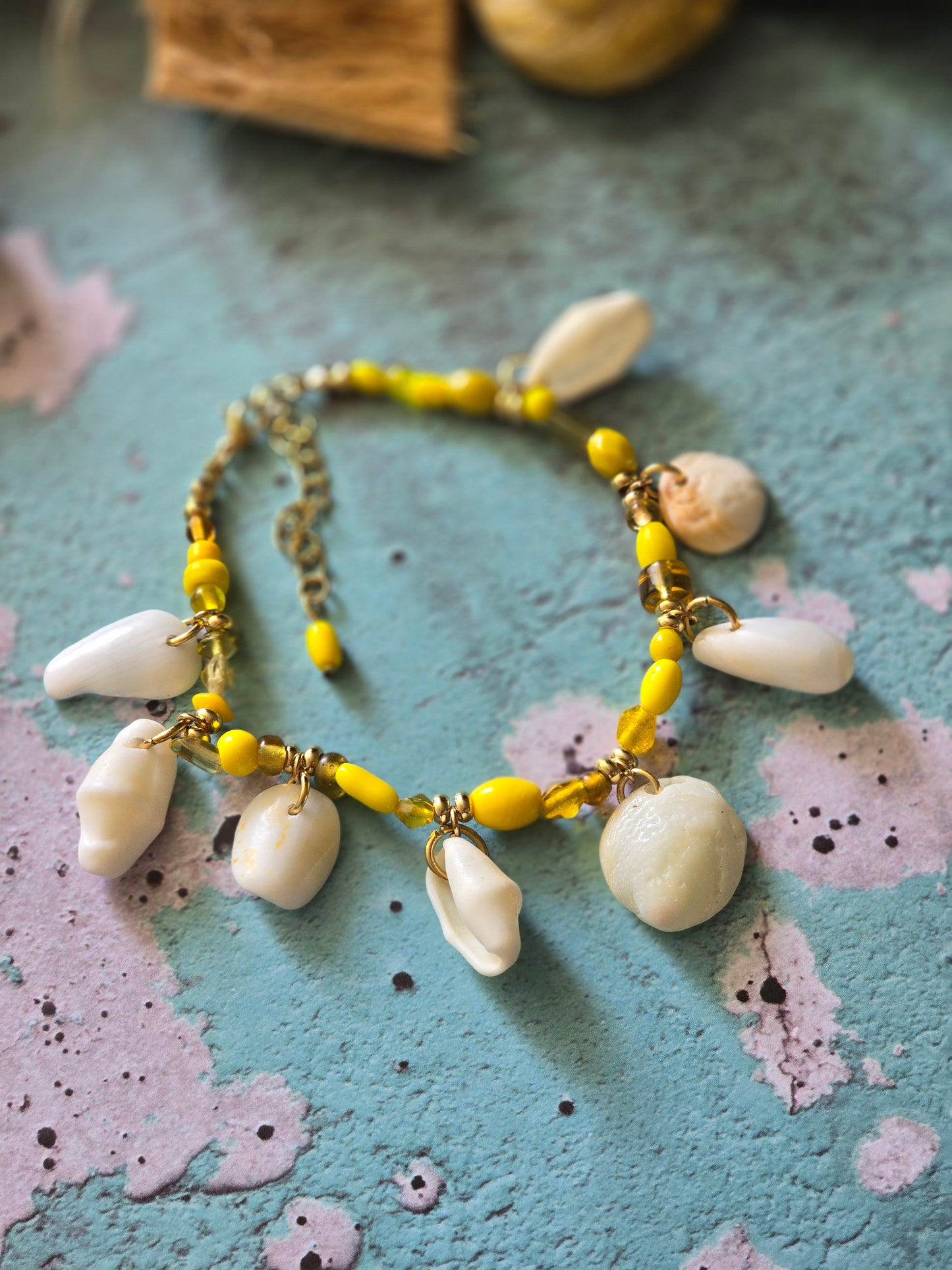 Brazalete con "charms" caracol natural amarillo