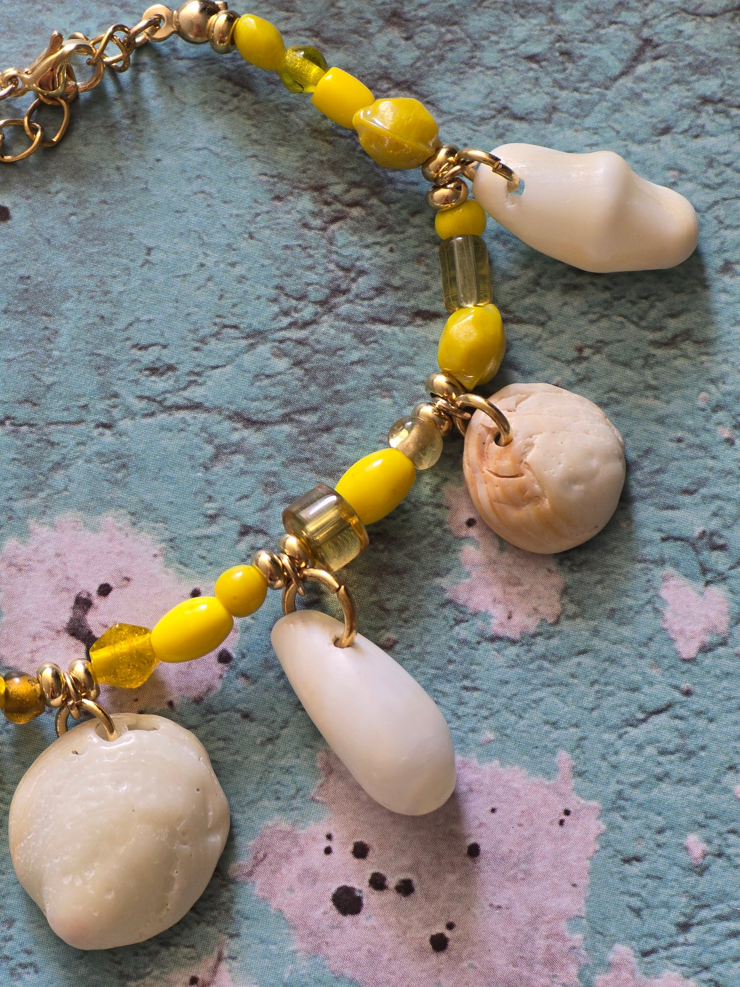 Brazalete con "charms" caracol natural amarillo