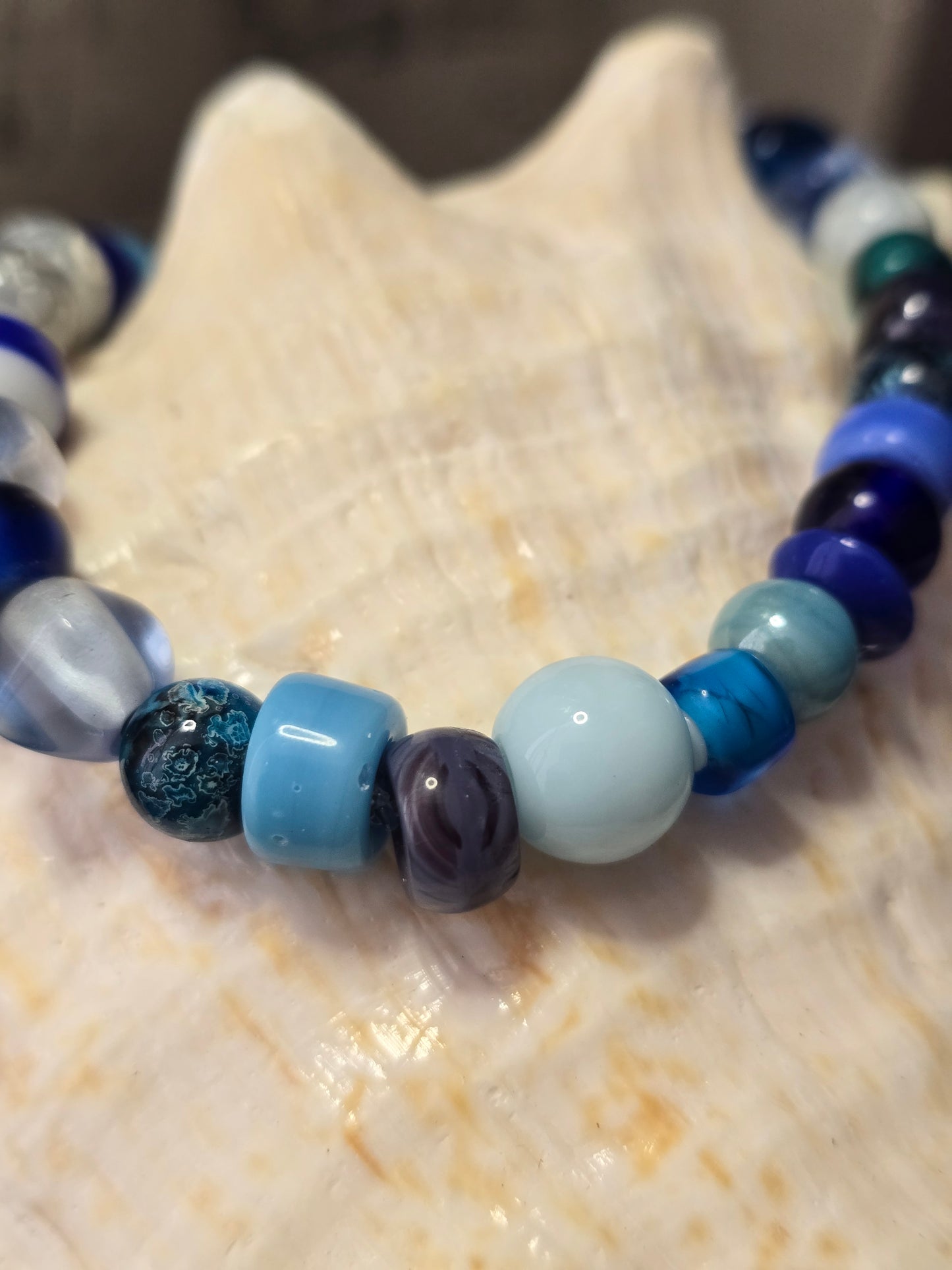 Pulsera en piedras de cristal azul claro