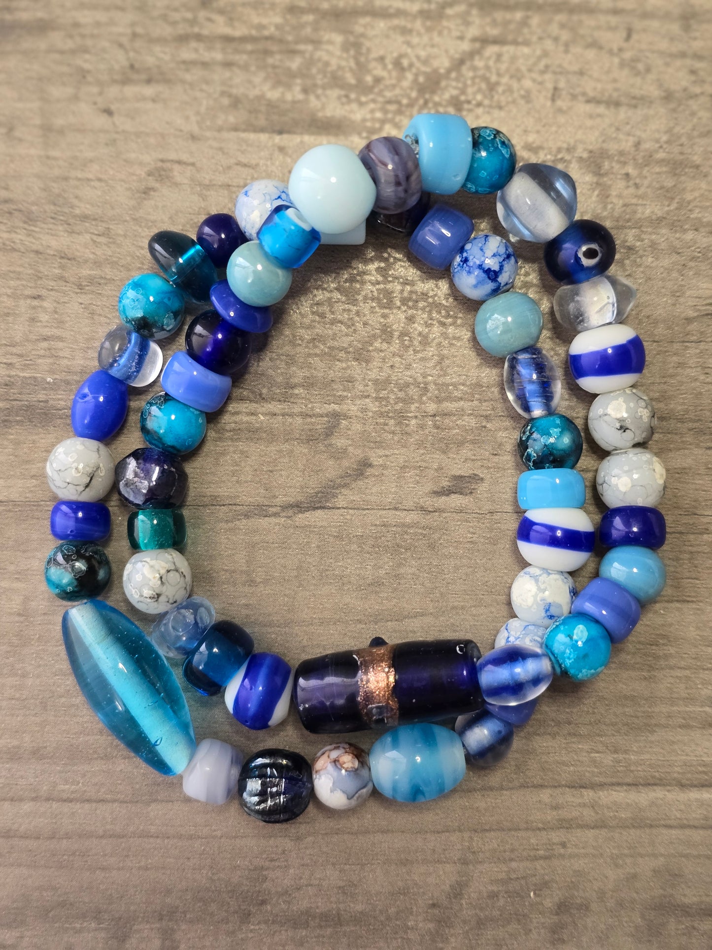 Pulsera en piedras de cristal azul claro