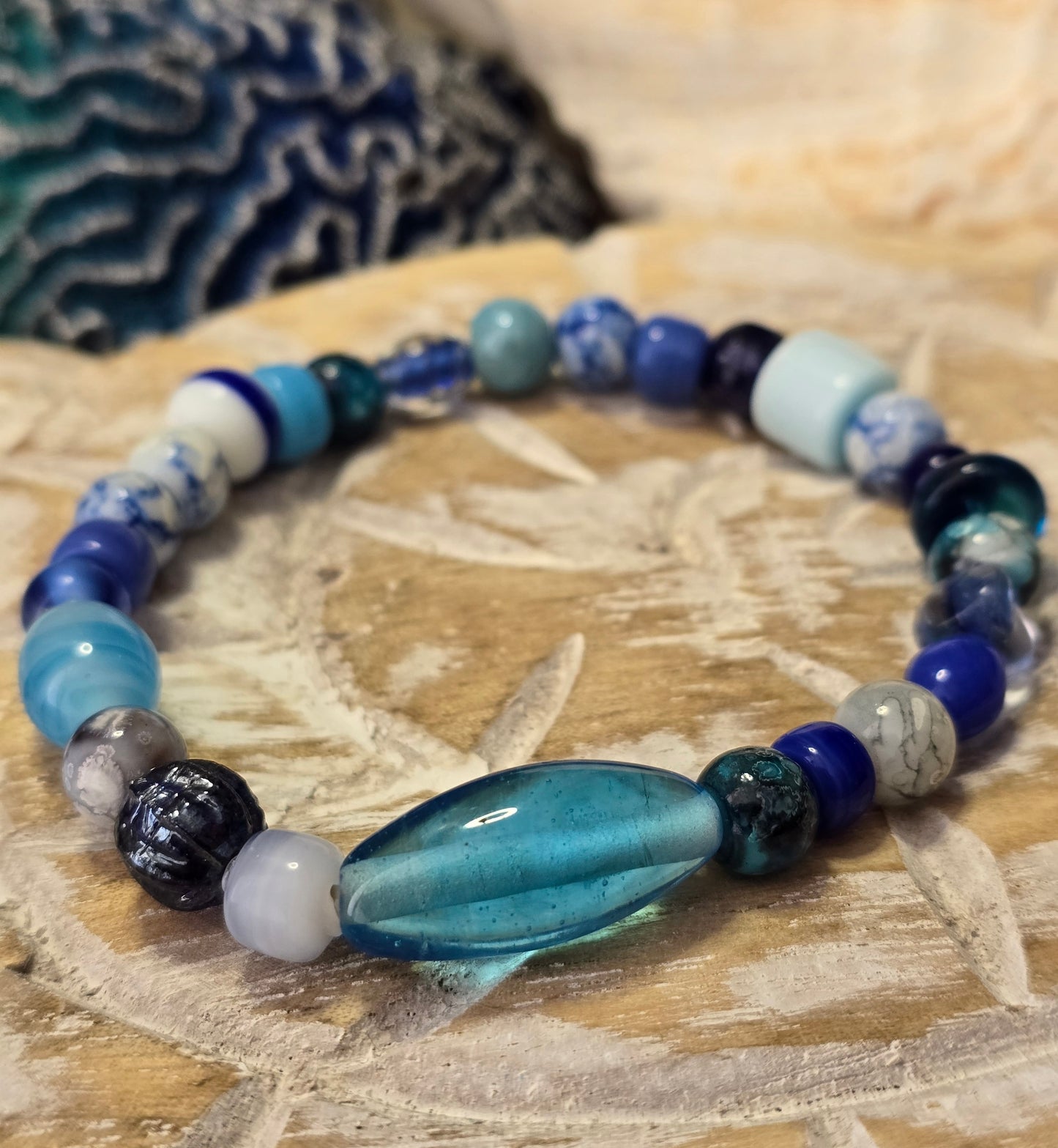 Pulsera en piedras de cristal azul claro